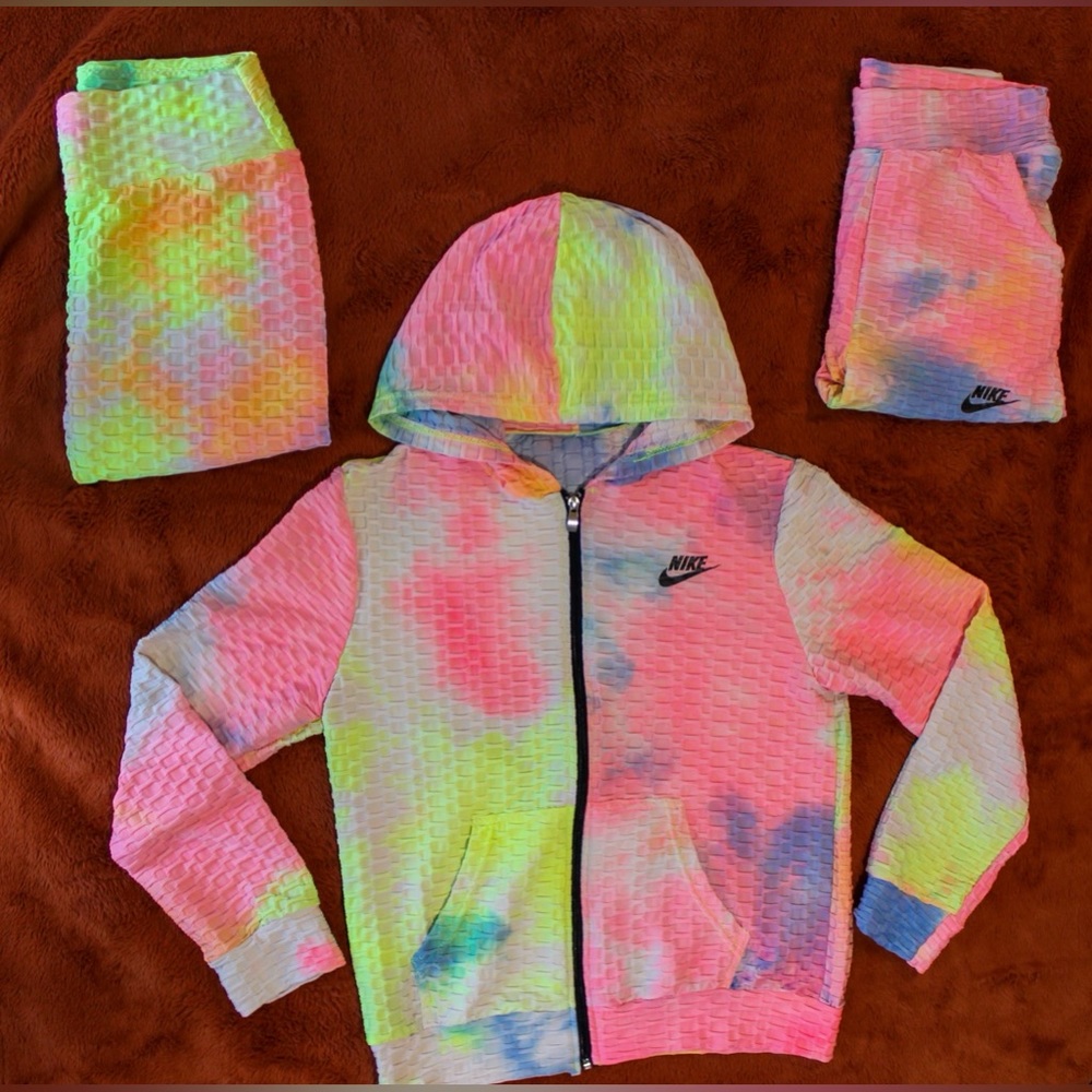 A 3 piece set with Nike emblem.